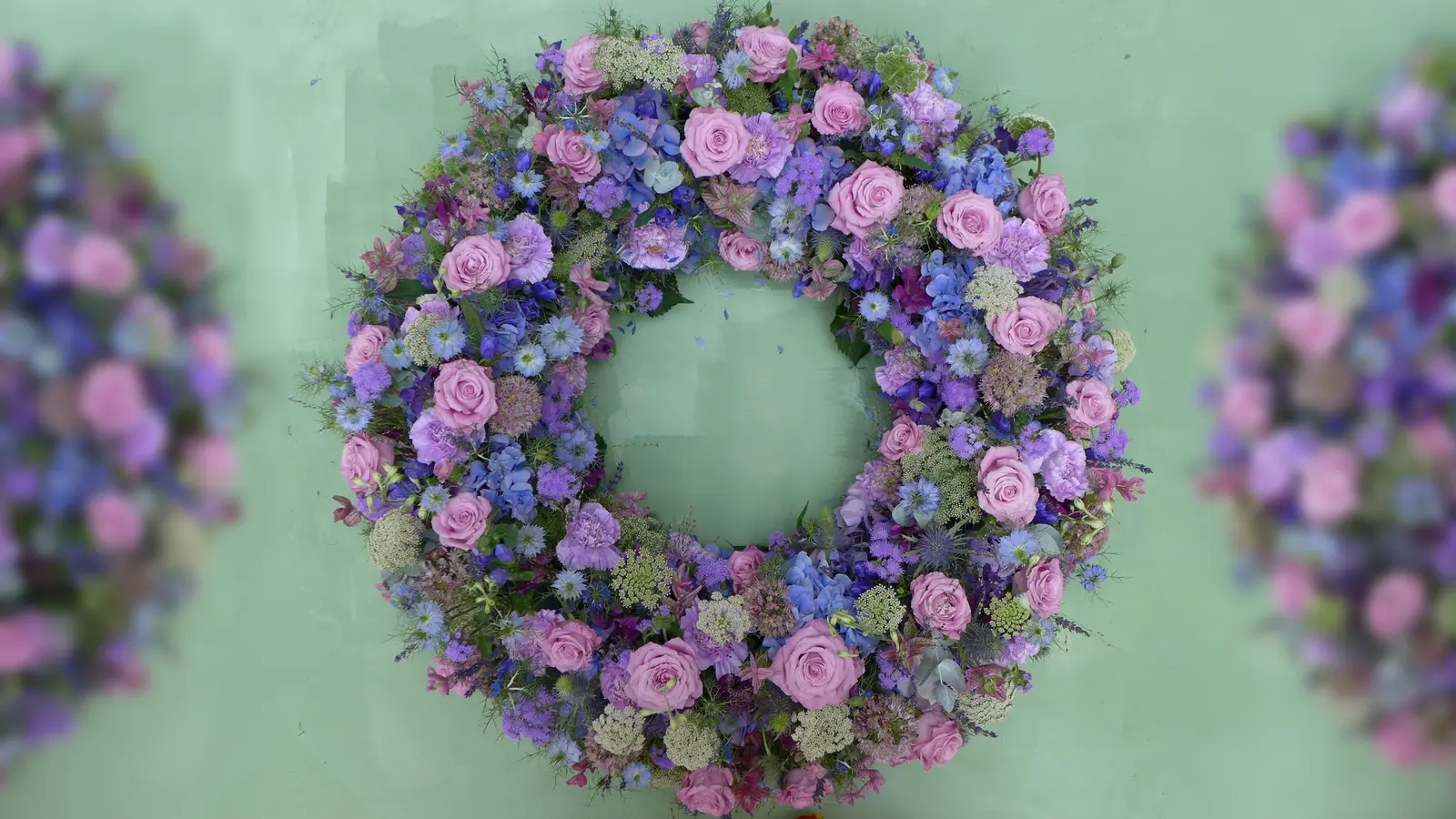 Ein großer Blumenkranz bei der Abschlussprüfung zum Floral Stylist 2023. (Foto: Karin Pressel)