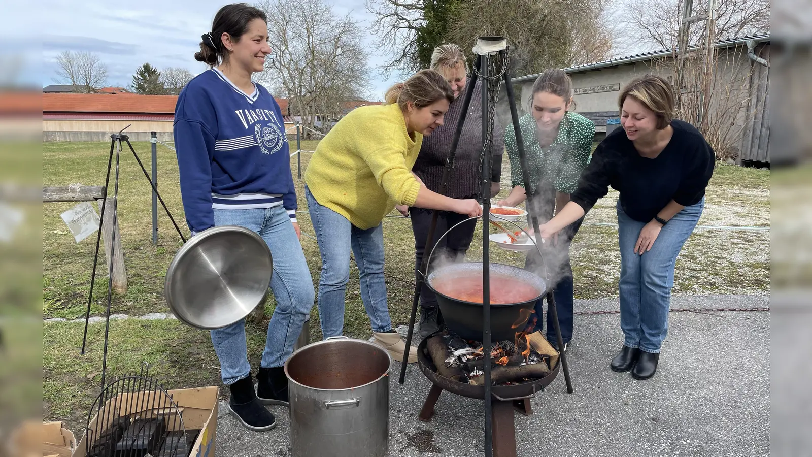 Über dem Feuerkessel wurde der Borschtsch warm gehalten.  (Foto: pst)