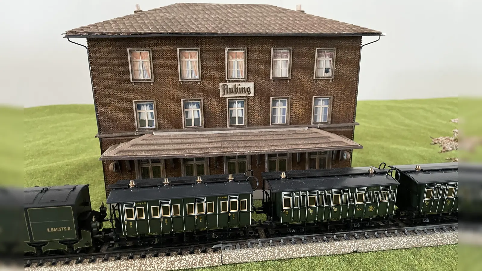 Der Originalbahnhof in Aubing wurde längst abgerissen, aber im Modell existiert er noch. (Foto: pst)