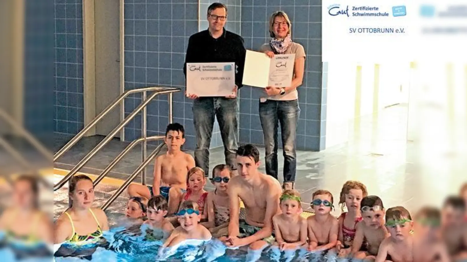 Nahmen die Auszeichnung freudig entgegen: der sportliche Leiter Dirk Opavsky, die Qualitätsbeauftragte Leiterin Jeannette Komma und einige Schwimmschüler mit ihren Trainern.	 (Foto: privat)