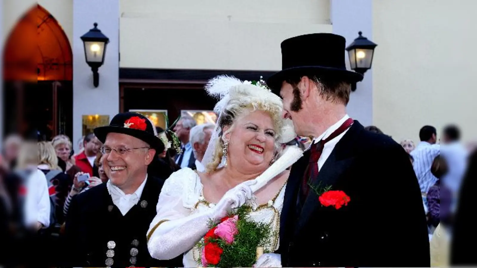 Spangerlanger Hansl, nudeldicke Dirn: 2012 gaben Gilbert von Sohlern und Bettina von Haken das Hochzeitspaar. Links daneben Jürgen Kirner von der Couplet-AG. (Foto: pi)