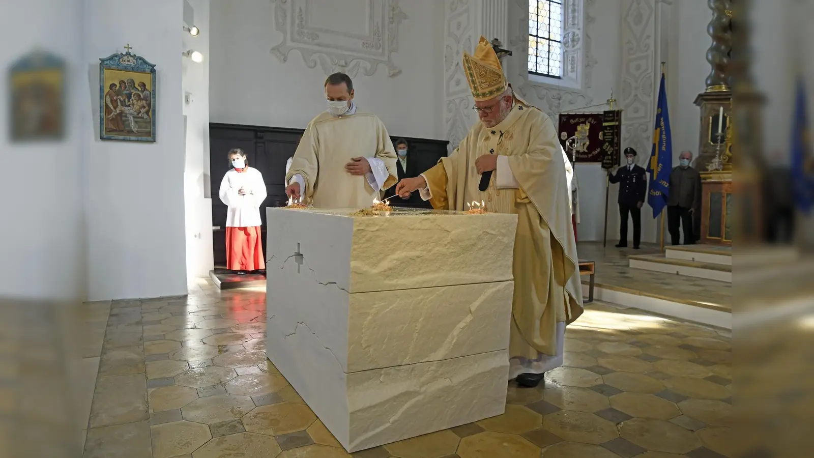 Erzbischof Reinhard Marx weihte den neuen Altar von St. Lorenz. Geschaffen hat ihn den Künstler Gregor Passens aus weißem Marmor. (Foto: S. Kellerer – Studio Niggl, München)