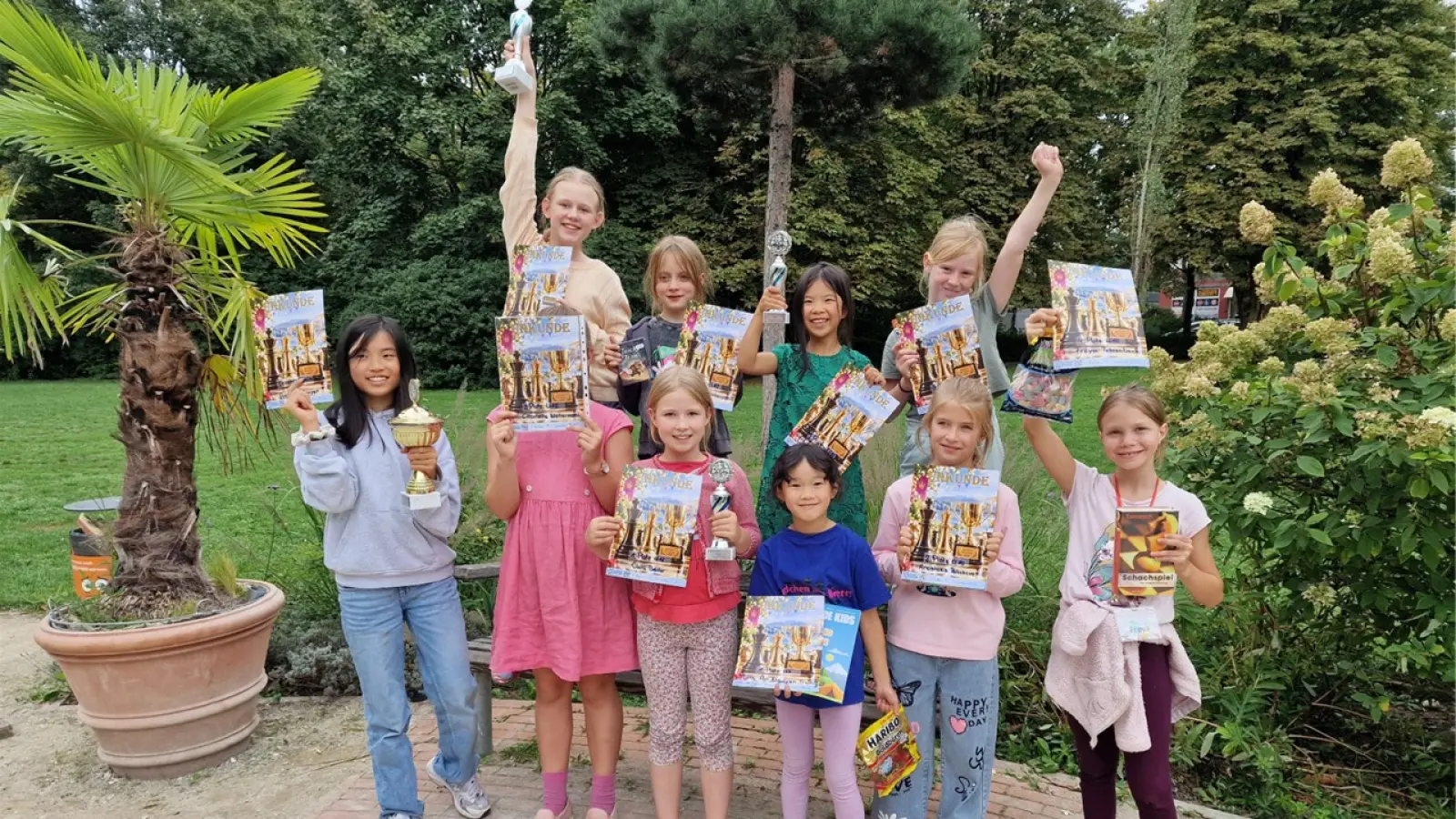 Die Teilnehmerinnen mit den Pokalgewinnerinnen Anni Anh Nguyen (U18), Flora Beuter (U14), Clara Beuter (U12) und Chlor Anh Nguyen (U10) beim Dachauer Girls Cup. (Foto: Schachfreunde)