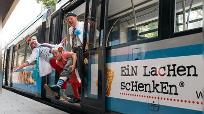 Im Jubiläumsjahr der KlinikClowns fährt auf wechselnden Strecken eine Straßenbahn durch München, die mit Fotos ihrer Arbeit gestaltet ist.  (Foto: Susanne Heiker)