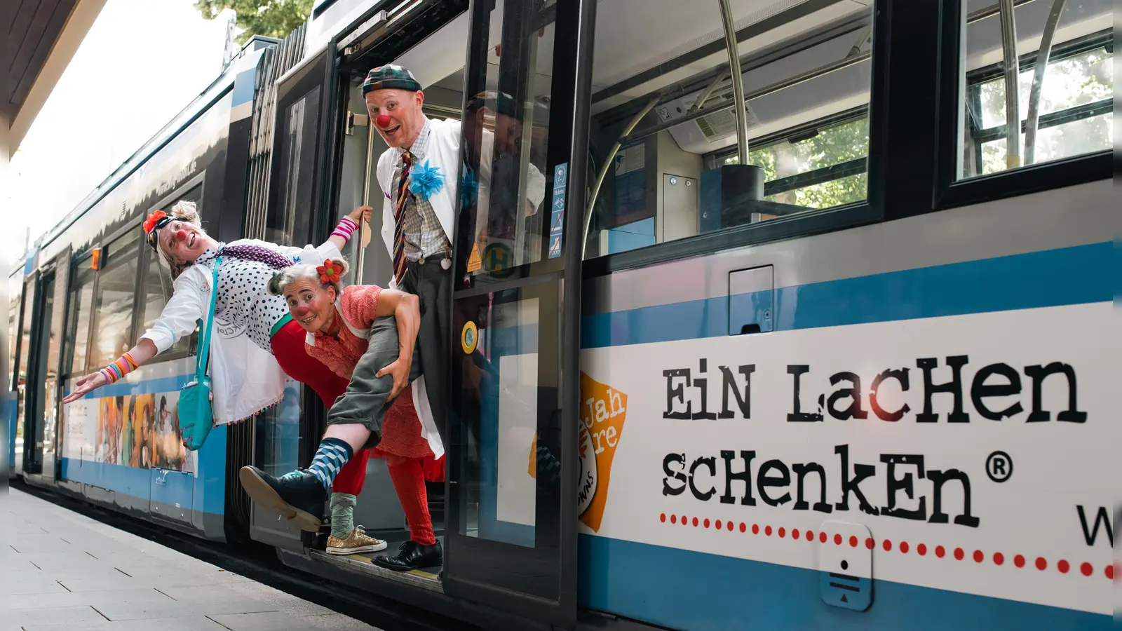 Im Jubiläumsjahr der KlinikClowns fährt auf wechselnden Strecken eine Straßenbahn durch München, die mit Fotos ihrer Arbeit gestaltet ist.  (Foto: Susanne Heiker)