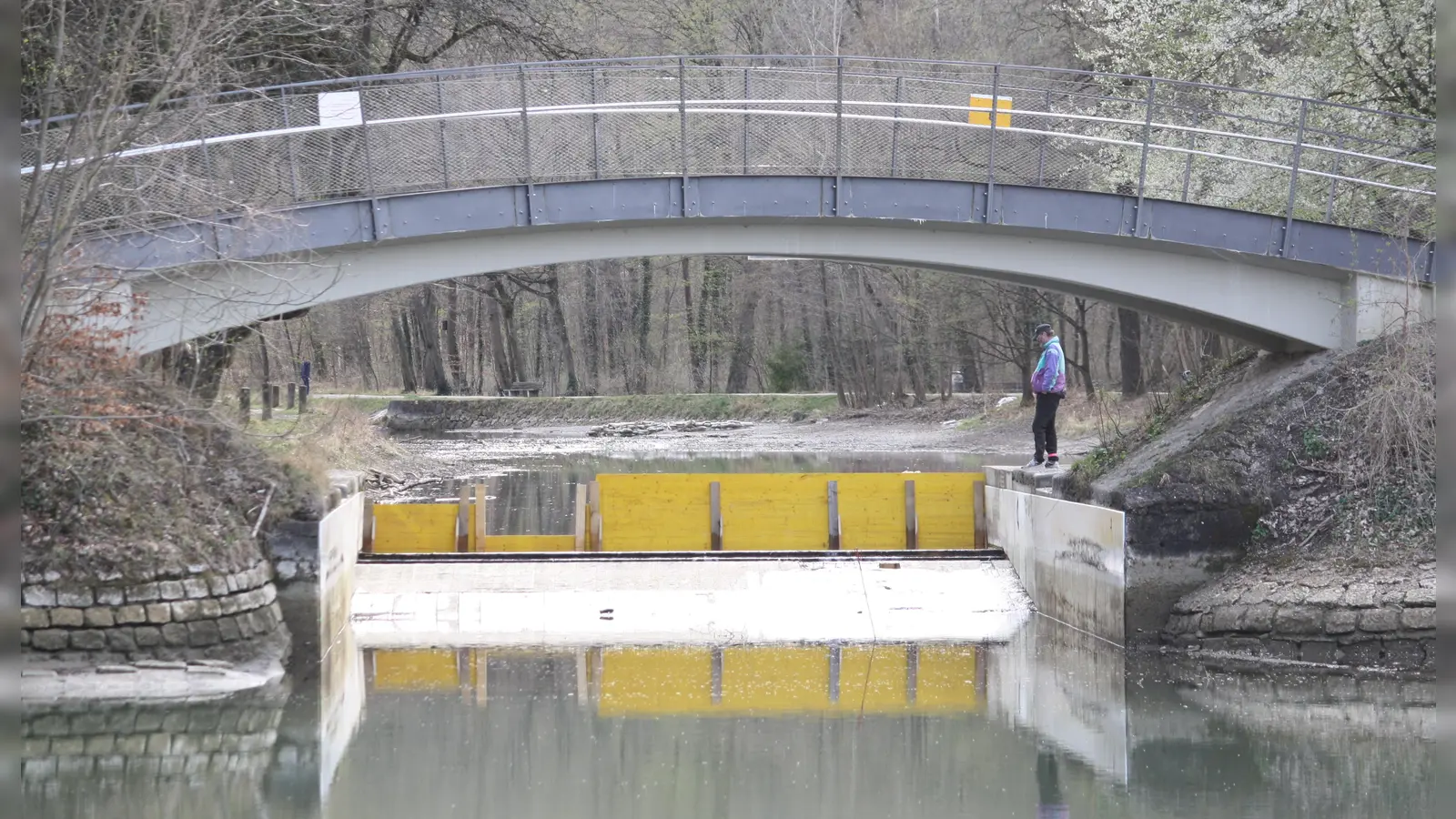 Hier zwischen Ländkanal und Floßlände, gleich beim Campingplatz, kann im Sommer die Surfwelle genutzt werden. (Foto: job)