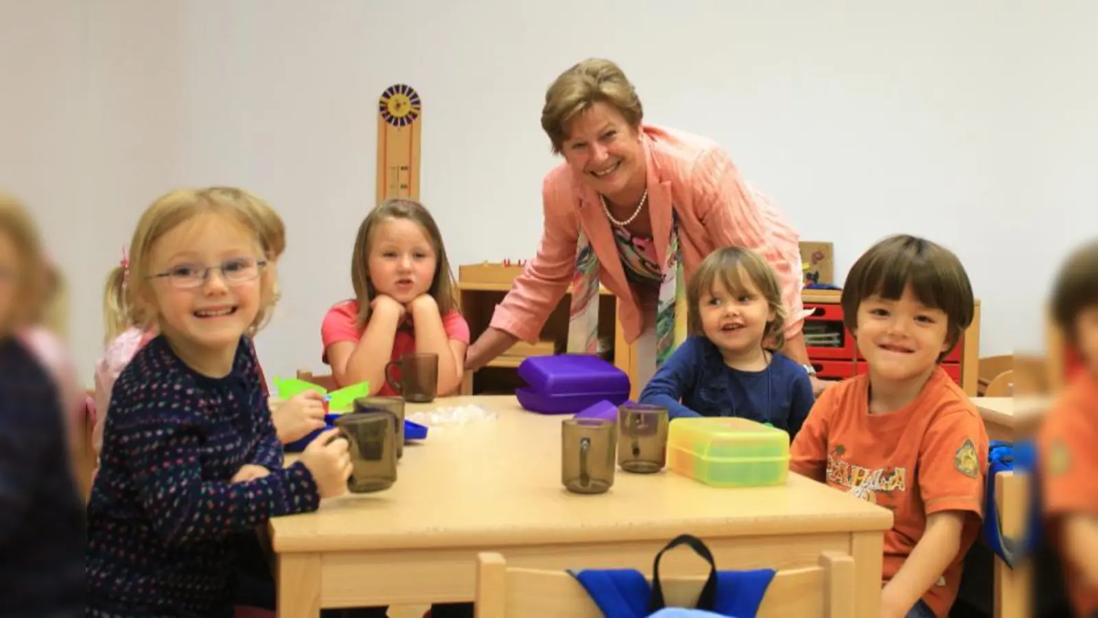 Brotzeit mit prominentem Gast: die Planegger Bürgermeisterin Annemarie Detsch besuchte die Josefstift-Kinder in den neuen Räumen. (Foto: US)