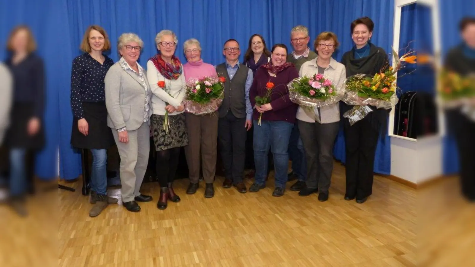 Die Vorstandsmitglieder Susanne Völkl und Annemarie Klix mit Roswitha Bauer und Erika Kamlah sowie Andreas Kaps, Manuela Rojas, Bettina Obernöder, Ingo Remesch (Vorstandsmitglieder). Gudrun Glöckner-Wurmbach und Chorleiterin Elisabeth Reitzer (von links). (Foto: Weilheimer Chorkreis)