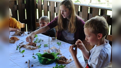 Beim gemeinsamen Basteln tauchen die Kinder  tief in die Welt der Märchen ein. (Foto: pi)