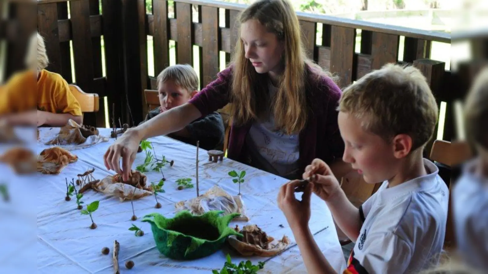 Beim gemeinsamen Basteln tauchen die Kinder  tief in die Welt der Märchen ein. (Foto: pi)