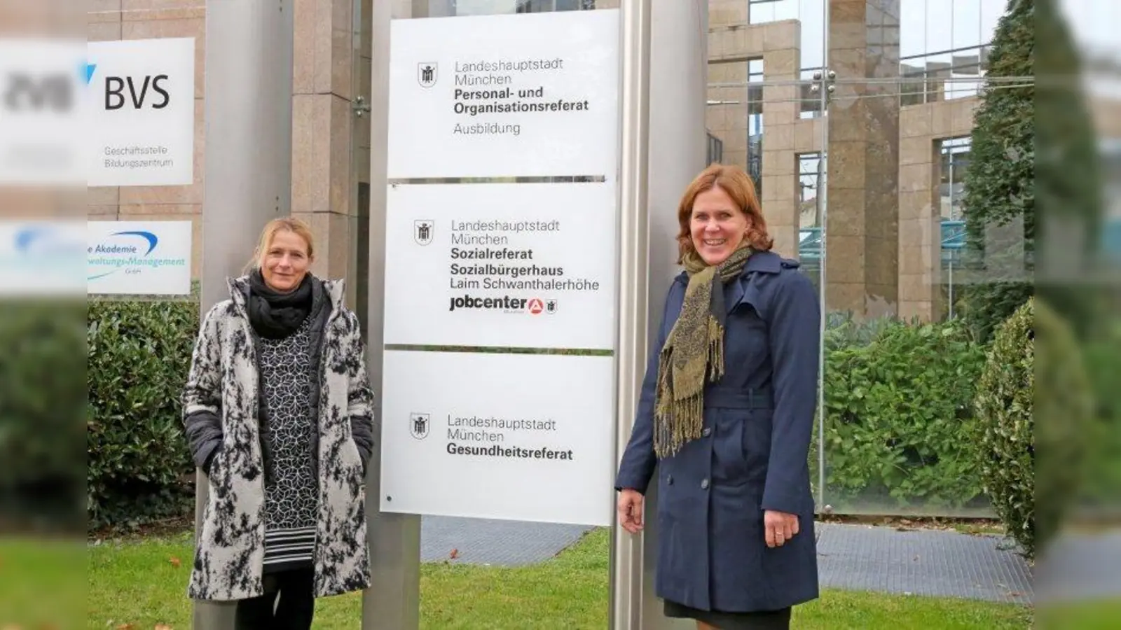 Das Sozialbürgerhaus Laim-Schwanthalerhöhe hat eine neue Adresse: Ab 15. November sind persönliche Termine in der Ridlerstraße 75 möglich. Im Bild: Sozialreferentin Dorothee Schiwy (links) und Verena Dietl (zweite Bürgermeisterin) am neuen Standort. (Foto: LHS München/ Michael Nagy)