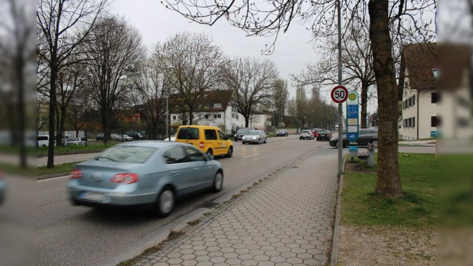 Viel Verkehr, zum Beispiel auf der Münchner Straße in Karlsfeld: Um das Verkehrsaufkommen in den Griff zu bekommen, arbeiten rund 30 Kommunen aus den Landkreisen Freising, München und Dachau mit der Landeshauptstadt München gemeinsam an Planungszielen. (Foto: sb)