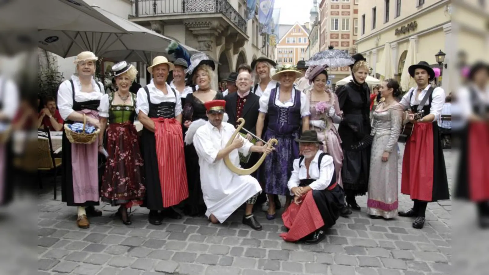 Der feierlustige „Bräutigam“ Wiggerl  Thomandl vulgo Hansi Kraus (3.v.l.), und seine<br>nicht minder prominente Hochzeitsgesellschaft. (Foto: Herbert Liebhart Grafik und We)