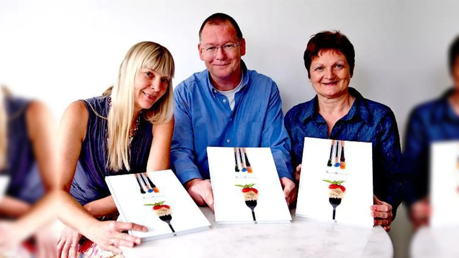 Bettina Nölle-Budka, Holger Oesterling	 und Songart Oesterling (v.l.) sind stolz auf das Buch Kunst und Kulinarisches, das die VHS Vaterstetten herausgegeben hat.	 (Foto: VA)