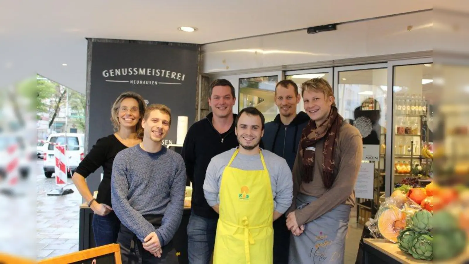 Das Team der Genussmeisterei Neuhausen: Marco Stohr (3.v.l) zusammen mit seinen Mitarbeitern des Obst und Gemüsestandes, Heidi Machacek und Florian Oberberger (2.v.r.), Kaffeebar-Betreiber Dominik Poppe (2.v.l.), Adrian Hofmann vom Tölzer Kasladen (3.v.r.) und Metzger Martin Irl. (Foto: sb)