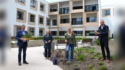 Der Schaugartenverein in Seeshaupt hat sein Wissen über naturnahe Gestaltung im Garten des Kinderpalliativzentrums in München umsetzen können: Stefan Müller, Prof. Dr. Monika Führer, Barbara Kopf, Thomas Barth (von links) freuen sich. (Foto: Stefan Müller)
