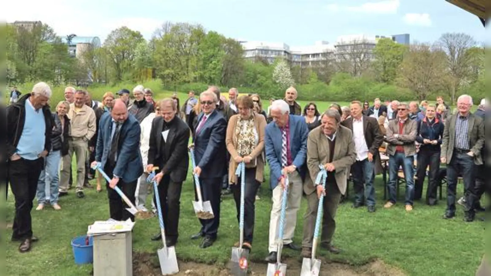 Gemeinsamer Spatenstich: Christine Strobl, umrahmt von Norbert Kreitl (r.) und BLSV-Präsident Günther Lommer. Tatkräftig unterstützt wurden sie von den Architekten und Bauunternehmern.	 (Fotos: bus)