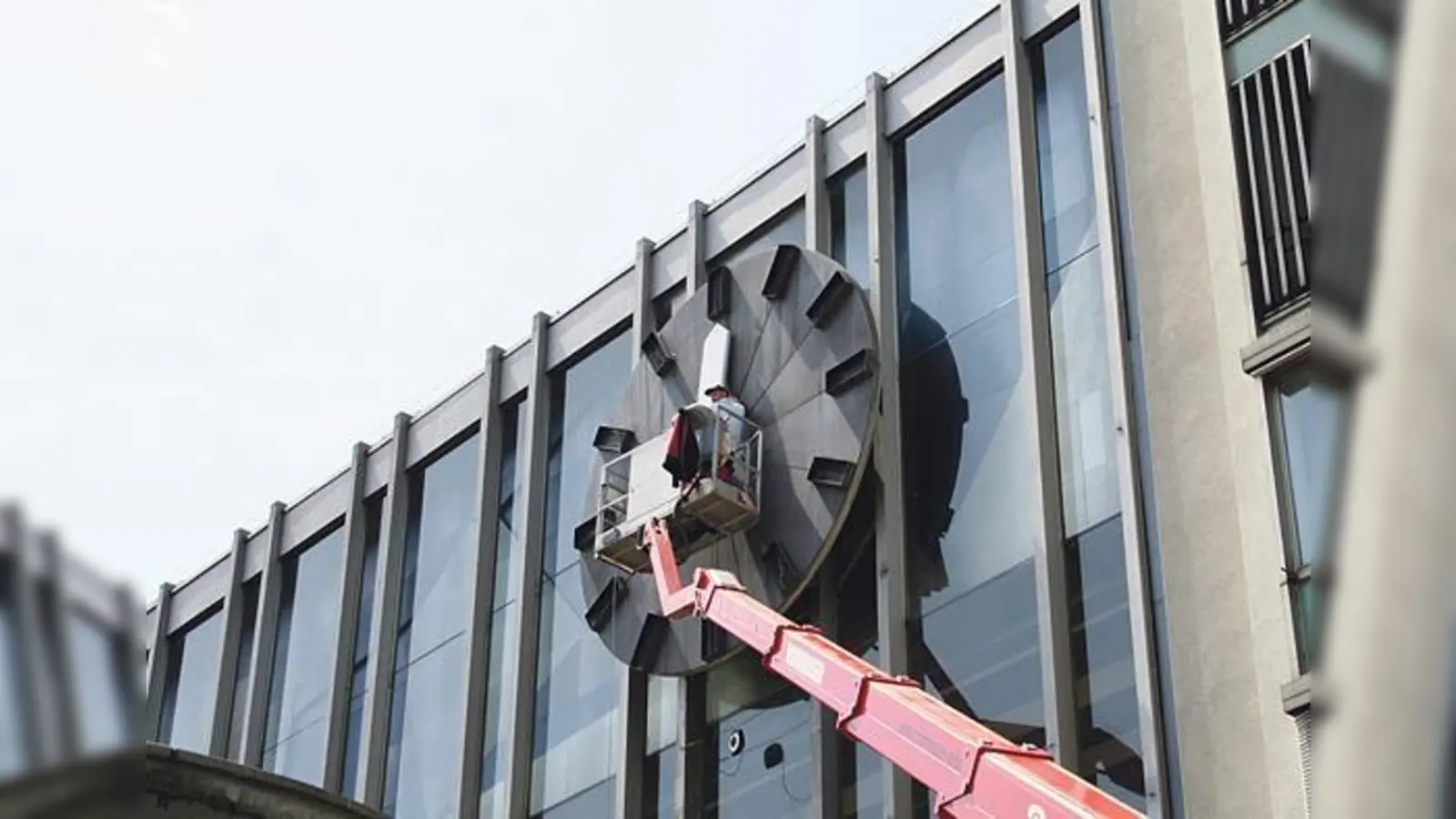 München · Uhr an der Bahnhofsfassade endlich repariert (Foto: red)