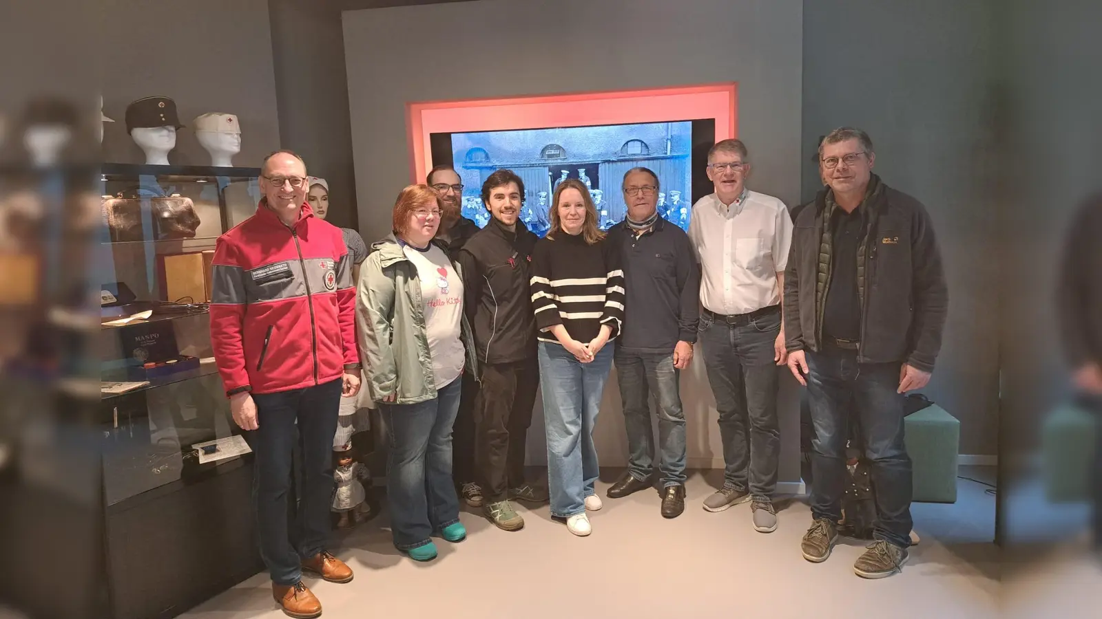 Mitglieder der Historischen Arbeitsgruppe des BRK Dachau ließen sich vom Museumsleiter Volker Schneider (2. v. r.) durch die Sammlung führen. (Foto: BRK - Kreisverband Dachau)