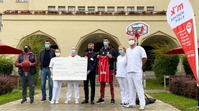 Nihad Djedovic, Kapitän der FC Bayern Basketballer, war mit Cheftrainer Andrea Trinchieri und Geschäftsführer Marko Pesic zum Hauptportal des Schwabinger Krankenhauses gekommen, um dort einen Spendenscheck im Wert von 30.000 Euro zu überreichen.  (Foto: FCBB)