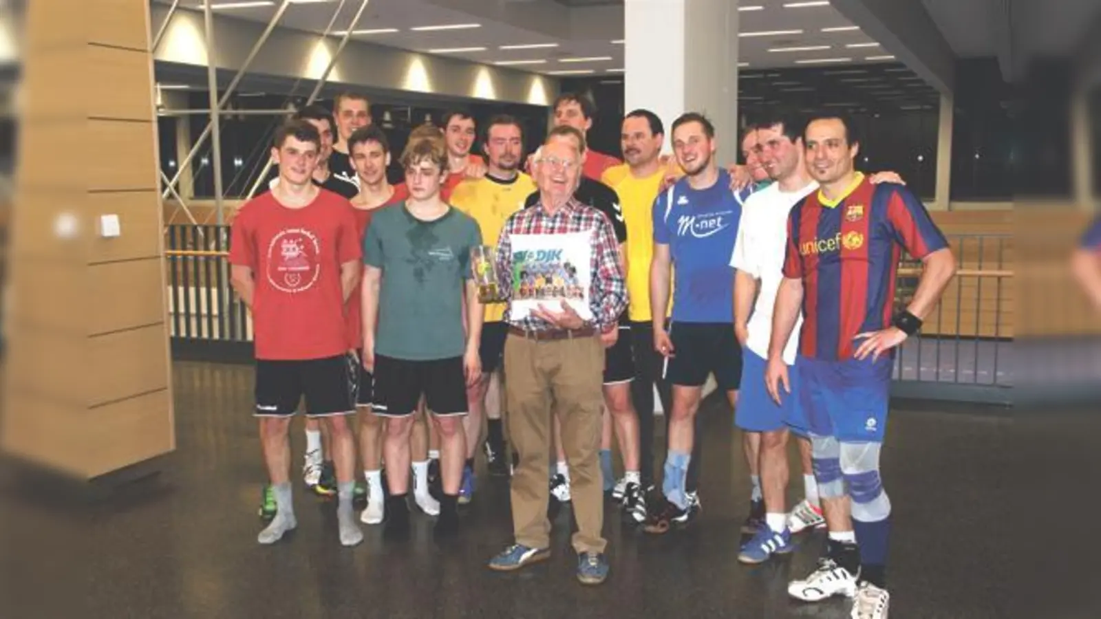 Die Handballer des SV-DJK verabschiedeten ihren langjährigen Hallenwart Alois Schröder.	 (Foto: VA)