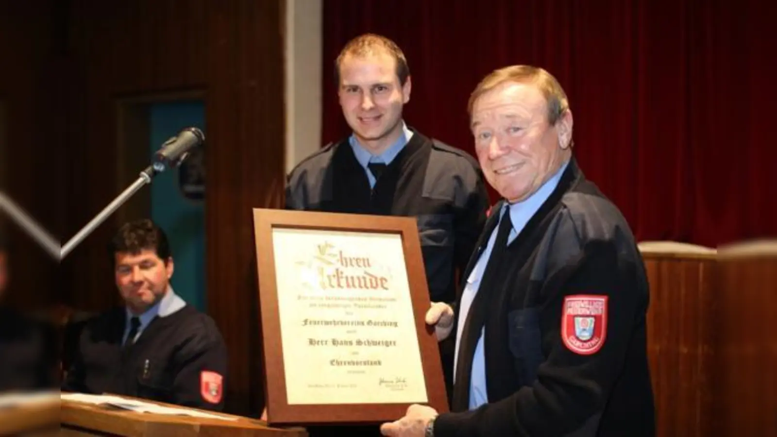 Johann Eichenseer, Albert Biersack, Klaus Schick, Heiner Hegering und Hans Schweiger (v.l.) bei der Jahreshauptversammlung der Feuerwehr.	 (Foto: VA)