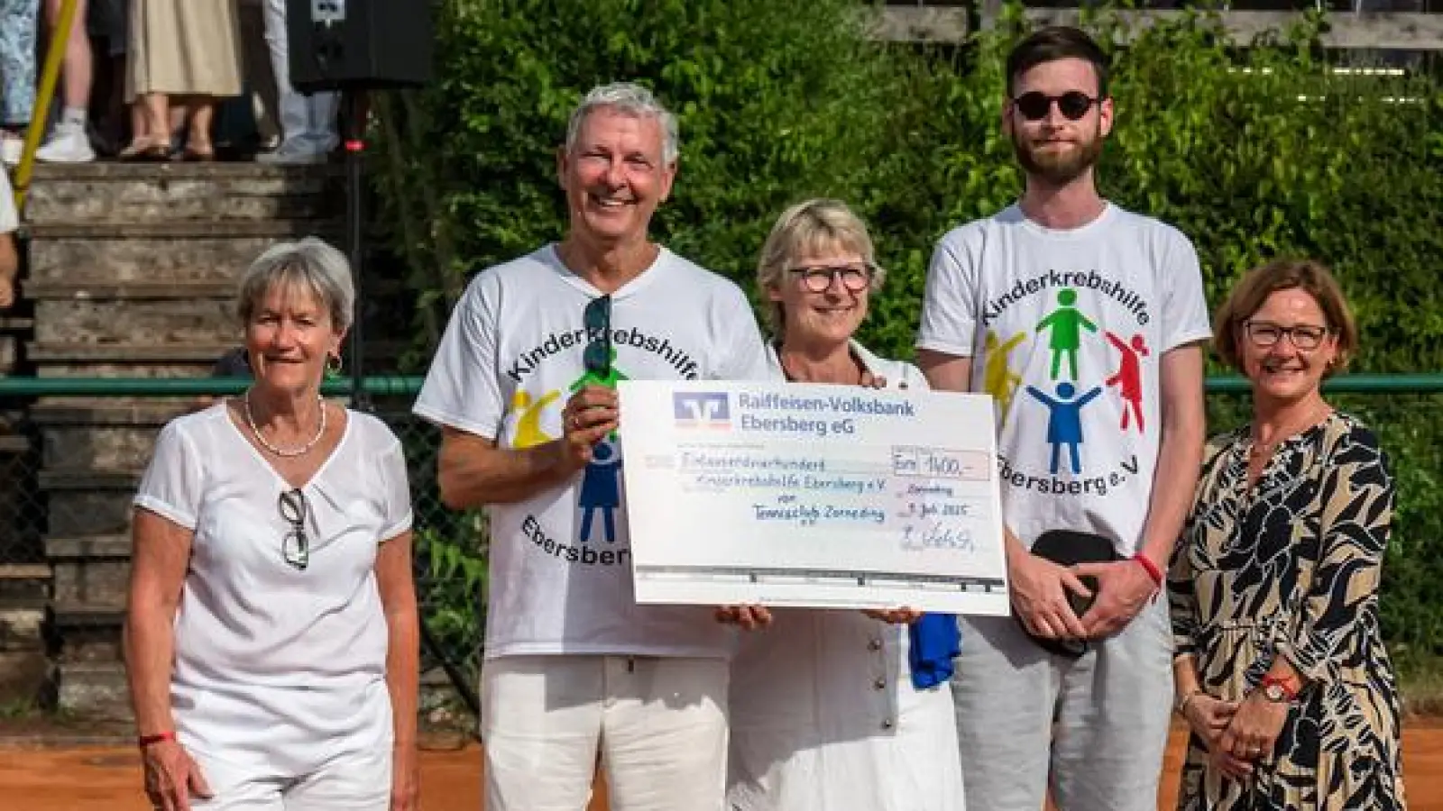 Stefan Freytag und Dominik Bogensperger von der Kinderkrebshilfe Ebersberg e.V. freuten sich über den Spendenscheck in Höhe von 1400 Euro, der von den TCZ-Vorständinnen Barbara Liebich (links) und Susanne Obermaier (Mitte) sowie Benefiz-Café Mitorganisatorin Klaudia Pillep (rechts) überreicht wurde.  (Foto: red)