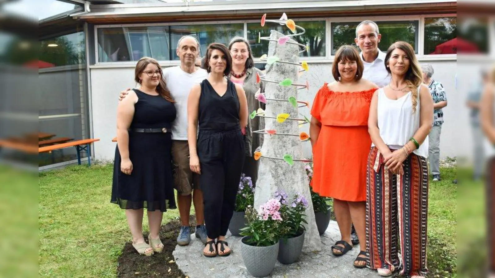 In Erinnerung an verstorbene Betreute von Helfende Hände wurde ein Gedenkstein eingeweiht. Auf dem Foto (von links): Adriana Gregorio (ehemalige Mitarbeiterin), Carolus Kubon (Mitarbeiter Förderstätte), Bianca Palazzo (Gruppenleitung Wohnheim), Eva Maria Trautwein (Leitung sonderpädagogisch-psychologischer  Fachdienst), Anja Krampfl (Gruppenleitung Wohnheim), Wolfgang Wadlinger (Geschäftsführer Helfende Hände gemeinnützige GmbH) sowie Yesim Safak (Mitarbeiterin Förderstätte). (Foto: Helfende Hände)