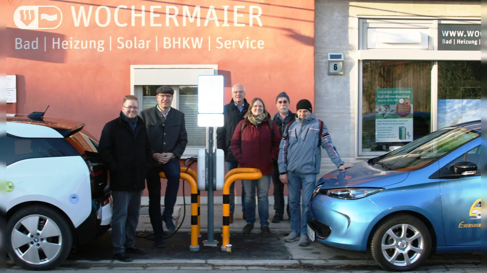 Christian Siebel, Wolfgang Wochermaier, Walter Brilmayer und die Ebersberger Autoteiler weihten vor kurzem die E-Ladestation ein.  (Foto: Stadt Ebersberg)