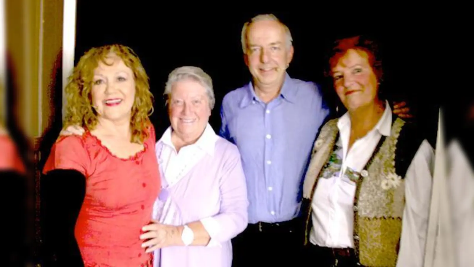 Besuch bei Claudia Schlenger und Hanns Meilhamer in der Garderobe: Hilde Nirschl (Mitte) mit ihrer Begleitung.  (Foto: ms)