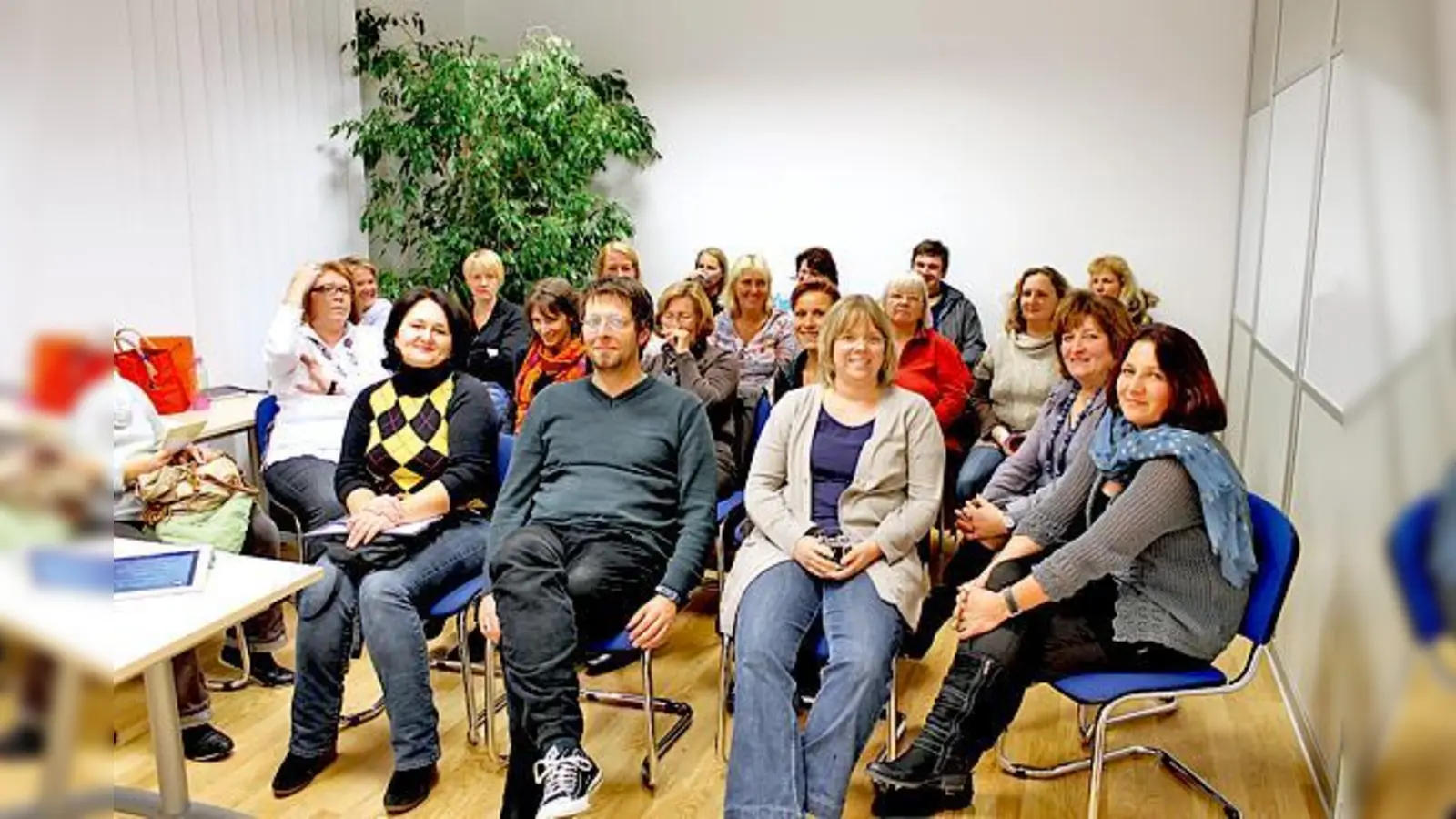 Dozent Dipl. Soz.-Päd. Martin Faber (Mitte) bei seinem Vortrag über »Inklusion von behinderten Kindern« im Tollhaus e.V. Kindertagespflege in Neubiberg. 	 (Foto: privat)