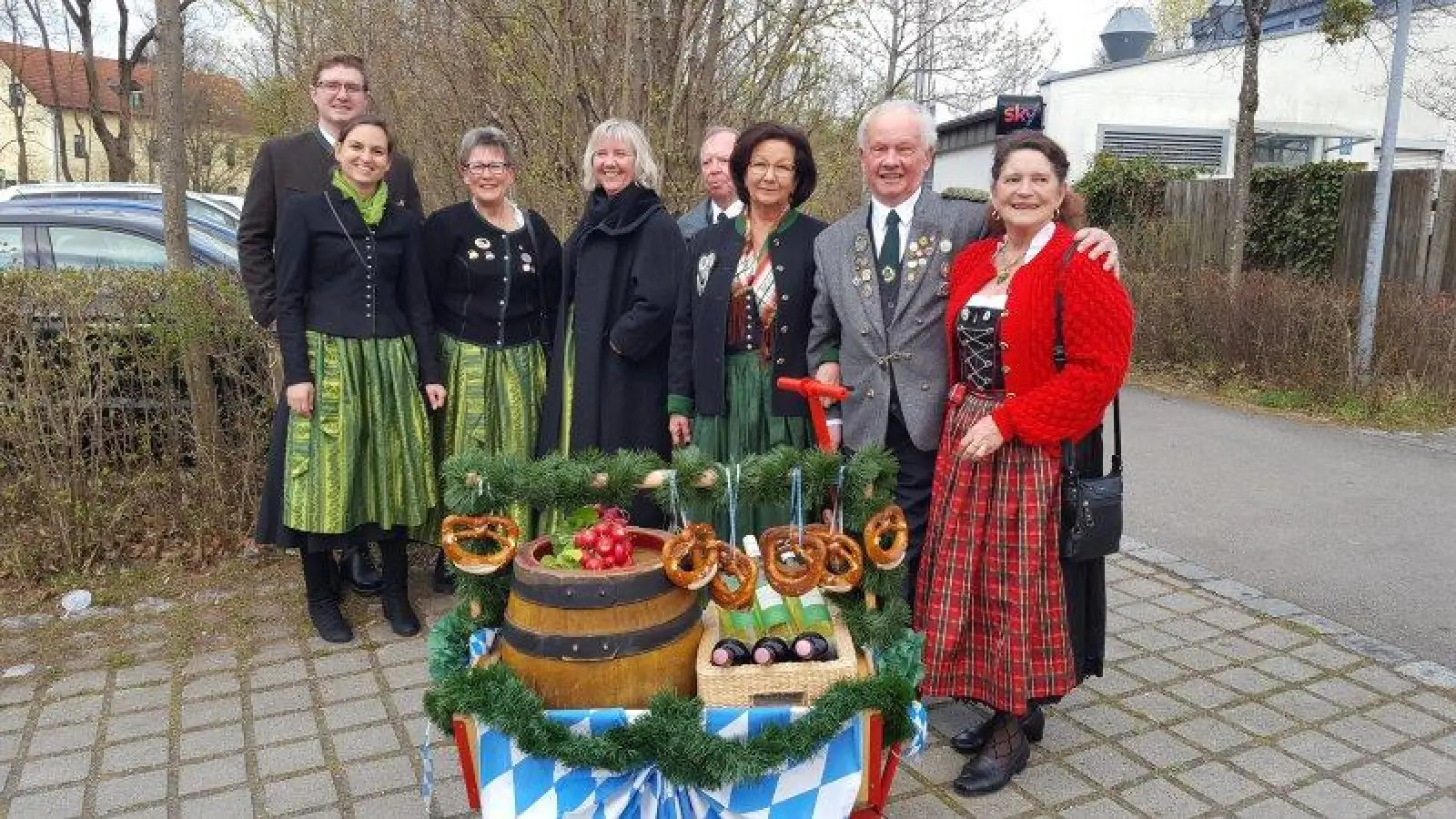 Das Patenbitten beim Schützengau München Ost–Land gehörte schon zu den Feierlichkeiten fürs 125-jährige Jubiläum: v.l. Caroline und Christian Kapell, Gauschatzmeisterin Elisabeth Stiffel, Gaudamenleitung Sabine Kansy, erste Schützenmeisterin SG Burgschützen Brigitte Maier, erster Schützenmeister SG Donnersberger Peter Jaenecke sowie Lothar und Gabriele Libal vom SG Hadern Sankt Peter. (Foto: Elke Kapell)