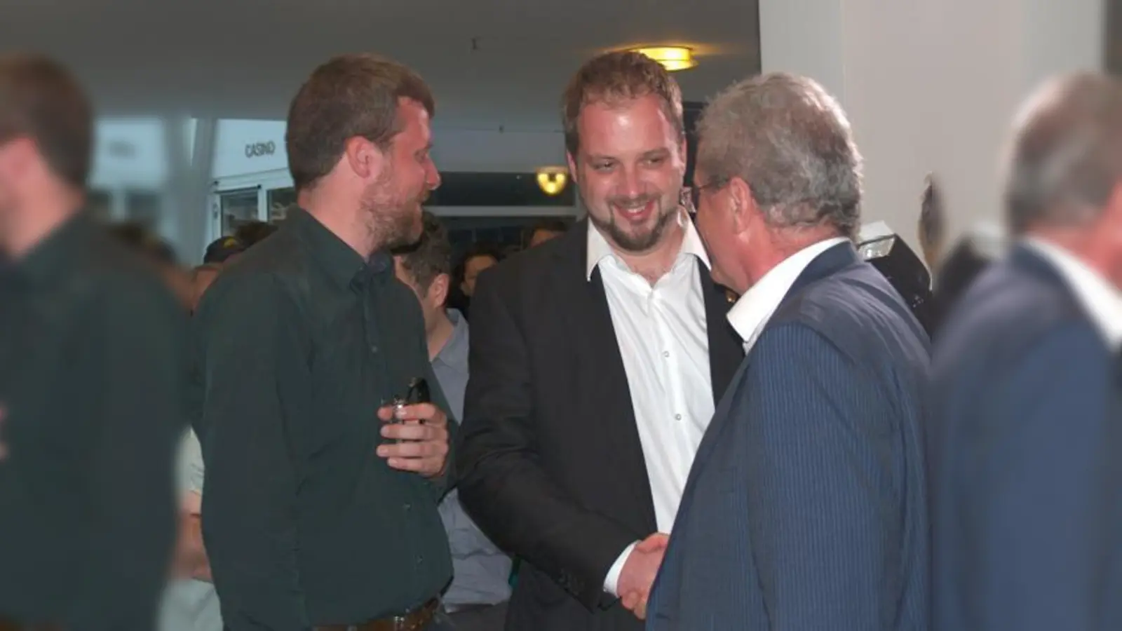 Christian Ude (re.) gratuliert seinem Freisinger Amtskollegen Tobias Eschenbacher (Freisinger Mitte) und Dieter Janecek (Grüne Bayern, li.).   (Foto: sh.)