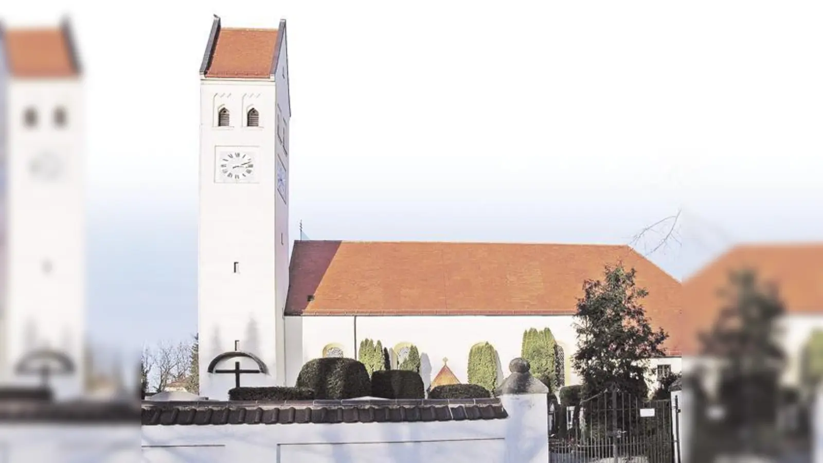 Firstziegel Nummer 1 für die Renovierung der Kirche St. Lorenz ist von Pfarrer Willi Huber signiert worden.	 (Foto: S. Kellerer, sh)