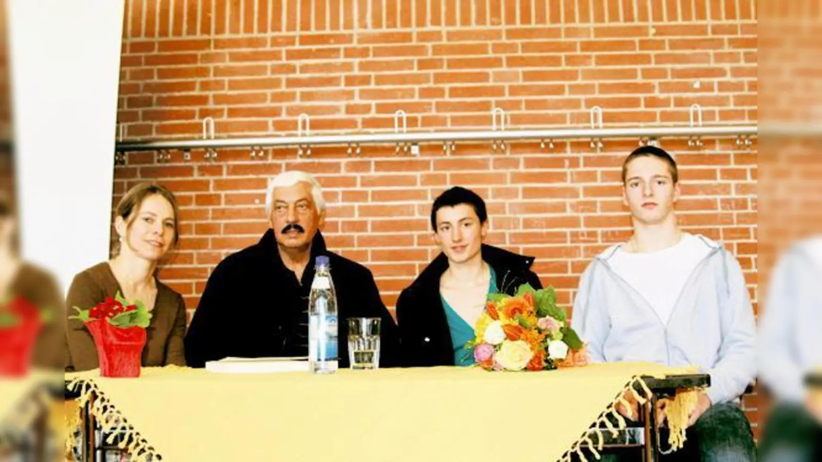 Hugo Höllenreiner mit Geschichtslehrerin Anja Sieber und den Schülern (2. v. l.) Felix Hendseron und Stefan Schwerin im Albert-Einstein-Gymnasium.    (Foto: mst)