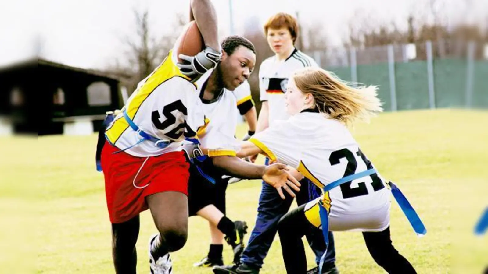 Chris Ezeala (links) hat ganz schön zu kämpfen, denn Laura Stigler (rechts) ist dabei, ihm die »flag« abzuziehen. 	 (Foto: Kiesewetter)