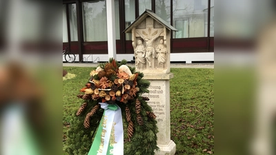 Am Gedenkstein für Dr. Thomas Max wurde am Volkstrauertag ein Kranz der Gemeinde niedergelegt. (Foto: hw)