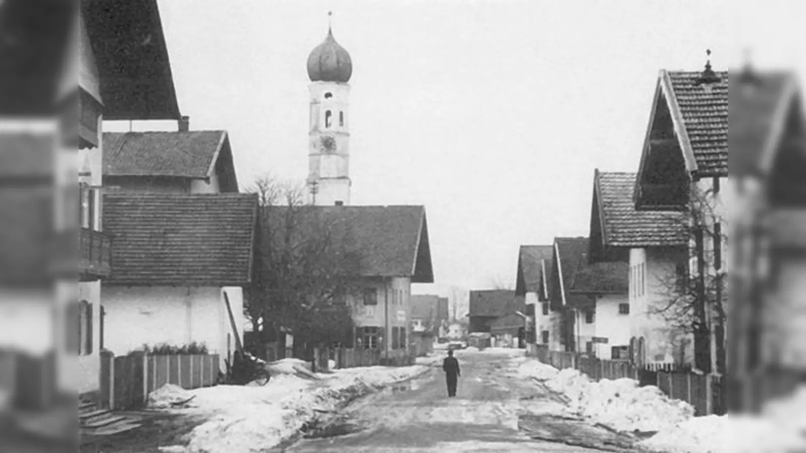 In den 50-er Jahren konnte man in Hohenbrunns heute stark frequentierter Ortsmitte noch mitten auf der Straße spazieren gehen.	 (Foto: Gemeinde)