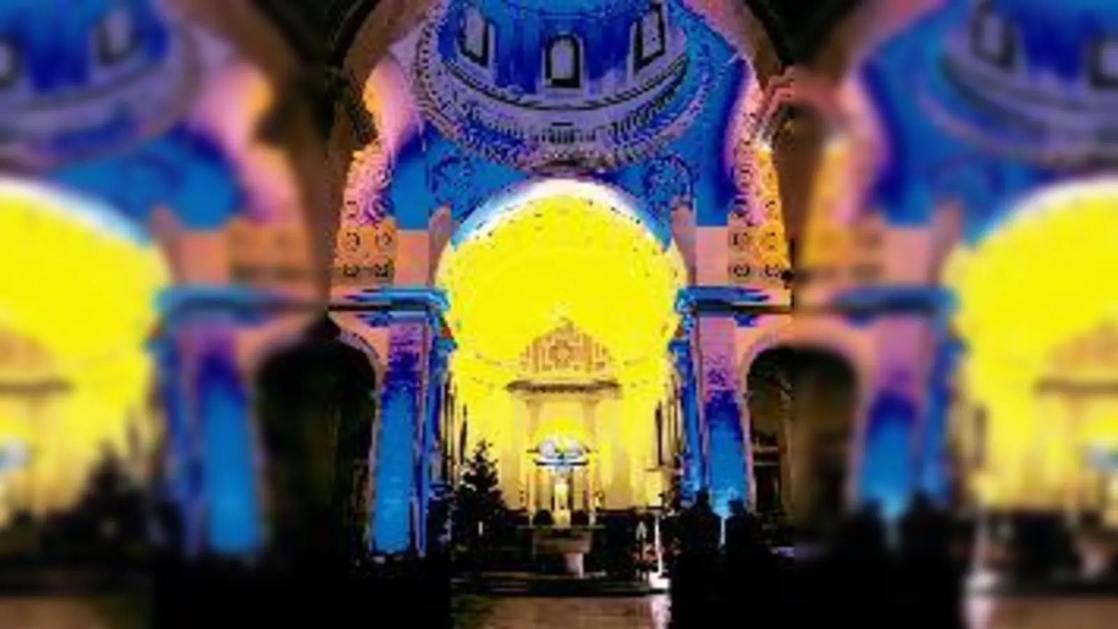 In blaues Licht getaucht wird die Ursulakirche zugunsten der Turmrenovierung.	 (Foto: VA)