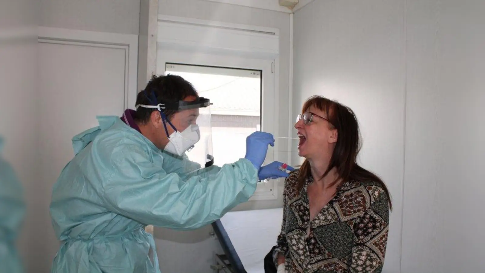 In einem Container auf dem Parkplatz des Gesundheitszentrums können Patienten auf das Coronavirus getestet werden. (Foto: KA)