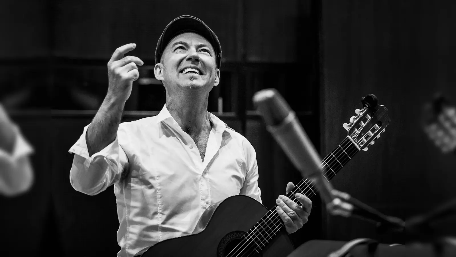 Stefan Noelle kommt in die Stadtbibliothek Neuhausen. (Foto: Lena Semmelroggen)
