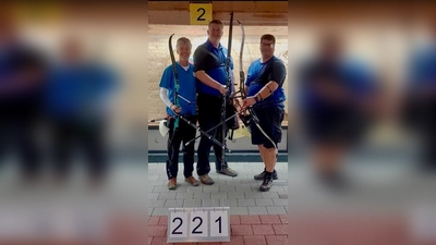 Trotz kurzer Vorbereitungszeit zeigten sich Jochen Kümpel (von links), Jens Tellmann und Christian  Rohe am Recurvebogen bereits in ausgezeichneter Verfassung. Im oberbayerischen Langenpreißig, nahe Erding, startete das Team des Sport-Clubs Unterpfaffenhofen-Germering erfolgreich in die neue Oberliga-Saison. (Foto: SCUG Bogenschützen Unterpfaffenhofen-Germering)