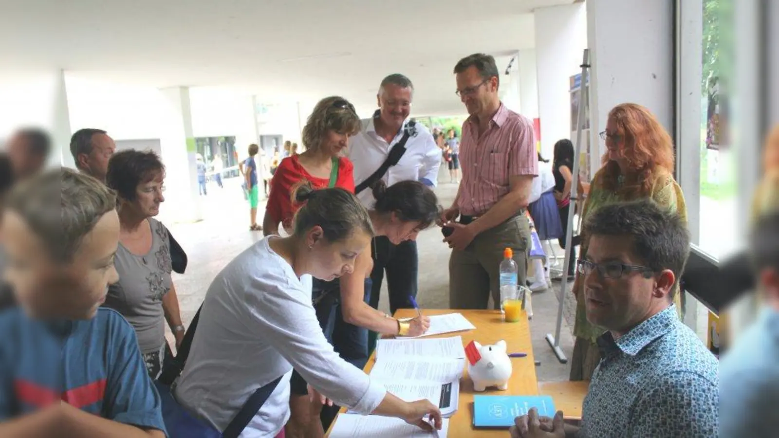 Knapp 1.000 Unterschriften gegen die Lehrerstundenstreichungen kamen in einer Woche zusammen. Die Elternbeiräte Thomas Wobido, Petra Stempfinger, Helmut Costa und Christopher Stark (v.r.) während der Unterschriftenaktion am Sommerfest. (Foto: US)