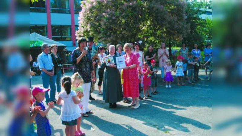Auszeichnung für den Kindergarten „Maria Schutz”: Sr. Samuele und Alexandra Ziegler. (Foto: pi)