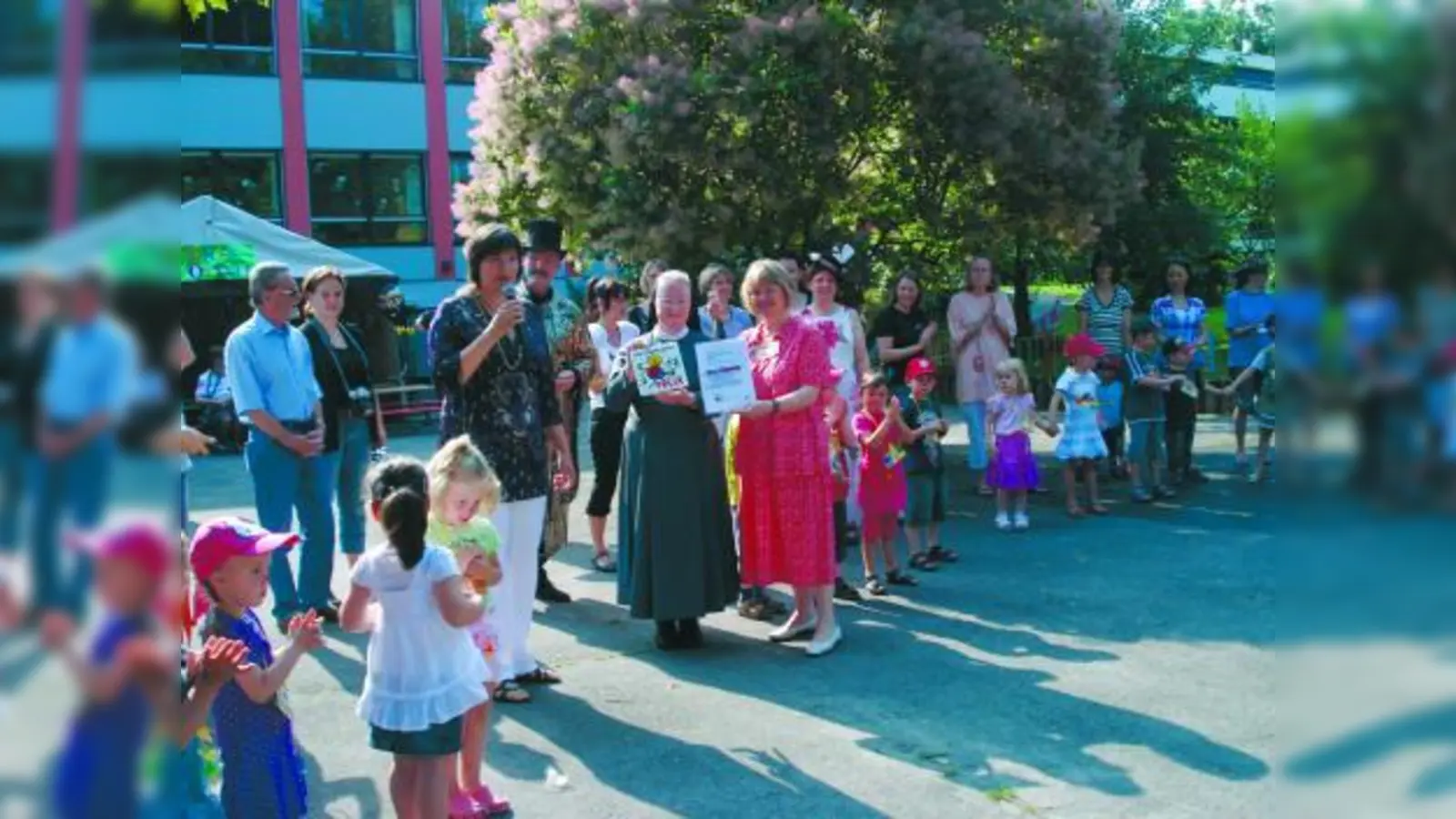 Auszeichnung für den Kindergarten „Maria Schutz”: Sr. Samuele und Alexandra Ziegler. (Foto: pi)