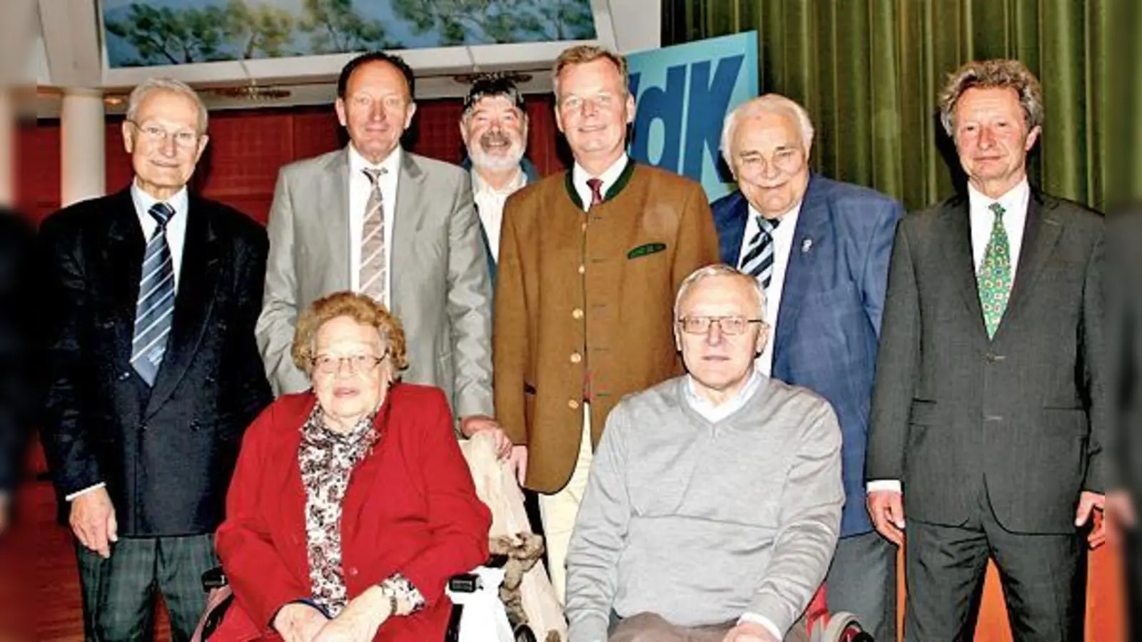 (V. l.) Heinz Gress, Helmut Simmer, Günter Jockisch,  Jan Neusiedl, Franz Markl und Helmut Hirsch sowie Anni Aulenbacher und Helmut Panitschek.	 (Foto: hol)