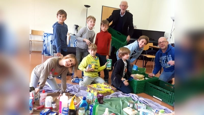 Zum 3. Mal haben die Schüler für eine große Sachspende an die Aßlinger Tafel gesammelt. Die Tafel-Helfer nahmen die Spende dankend an. (Foto: Montessori-Schule Niederseeon)