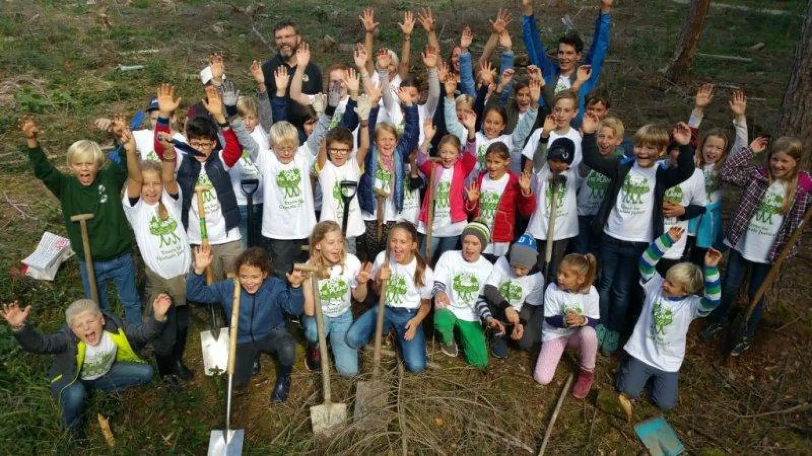 Hurra, die Bäume sind in der Erde. Die Kinderinitiative „Plant for the Planet” bei einer Tages-Akademie in Seefeld. (Foto: Plant for the Planet)