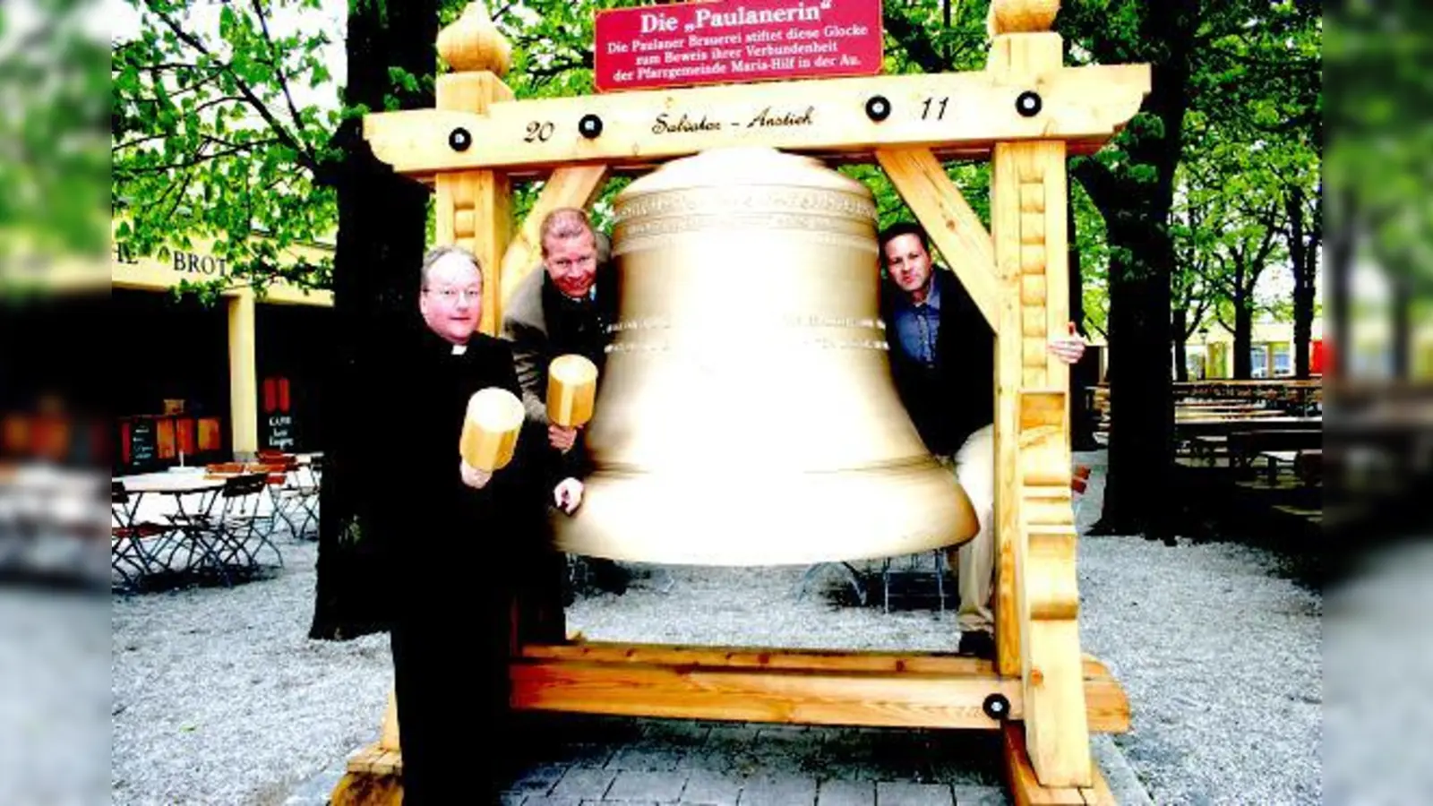Da hing die »Paulanerin« noch im Biergarten vom Nockherberg. Andreas  Steinfatt (Mi.), Geschäftsführer des Stifters Paulaner Brauerei, freut sich mit Mariahilf-Pfarrer Gottswinter (li.) und Mesner Schmidt (re.).	 (Foto: Gabriele Heigl)