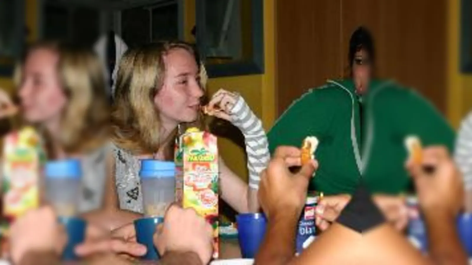 Gesunder Start in den Schultag in der Wörthstraße  aber gemeinsam essen und ratschen ist dabei das Wichtigste.  (Foto: em)